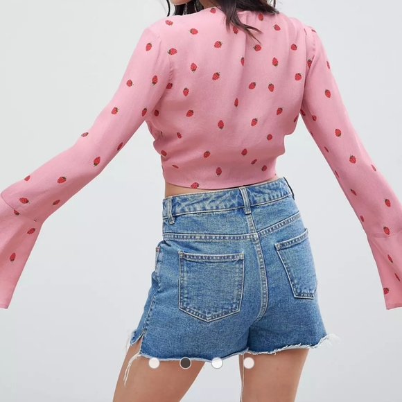 ASOS Pink w/strawberries crop top, ties at bust, flouncy sleeves NWOT - Picture 2 of 4